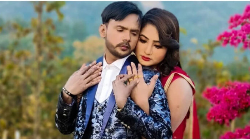 Dildo bilan seksual velosiped haydash videosi