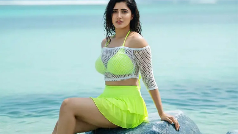 Mushukiga sabzavot yopishgan etuk ayolning pornosi